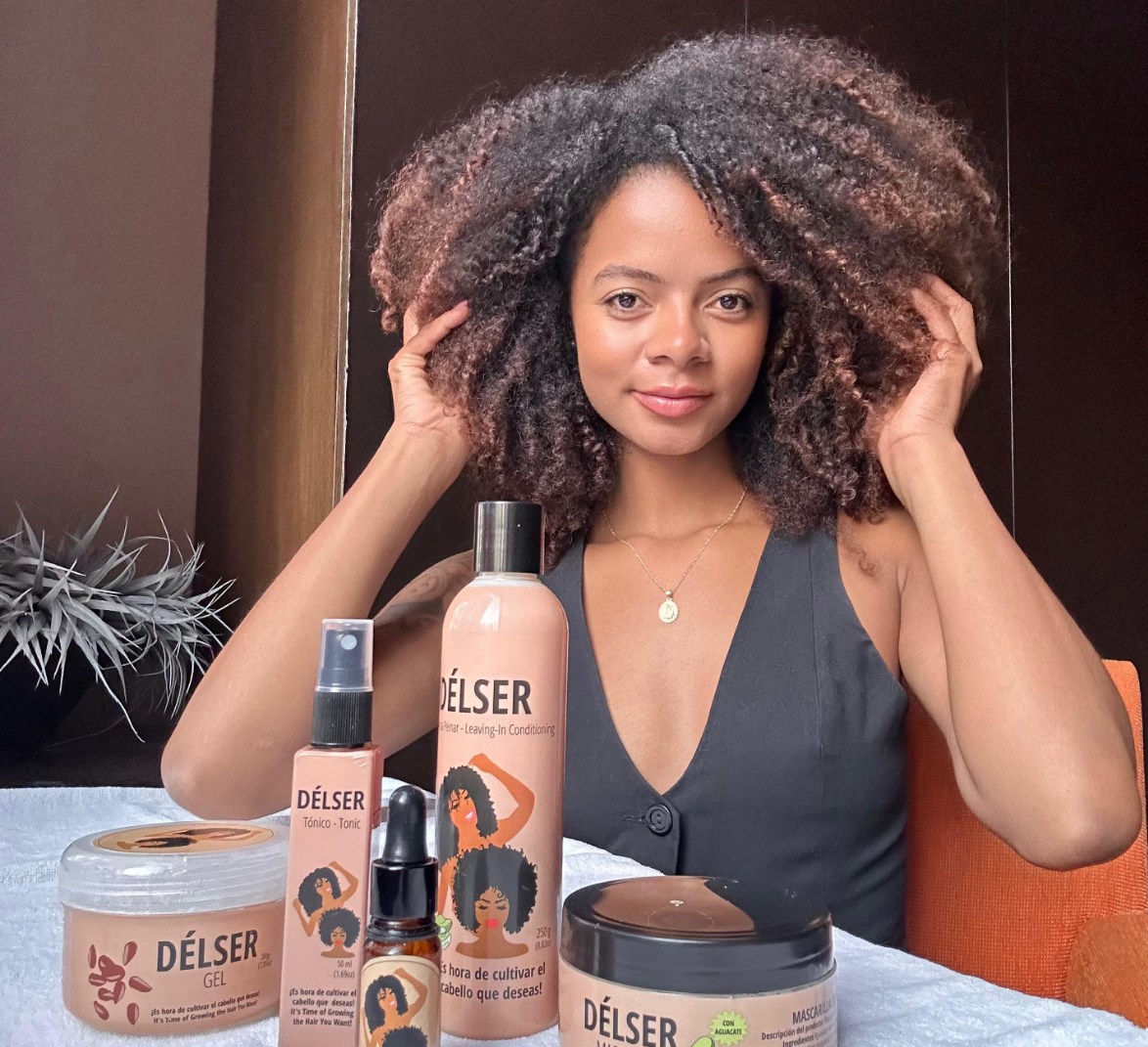 Woman with defined natural curls – DÉLSER Curly Girl Method beginner's guide